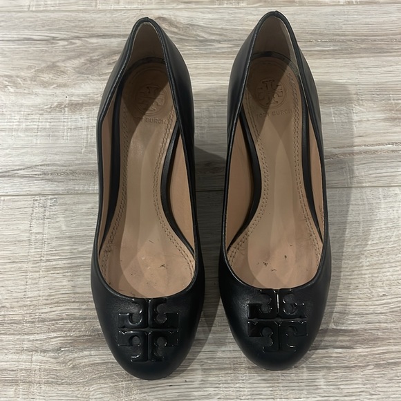 Tory Burch Black Leather Wedge Pumps Size 6 - Picture 15 of 16
